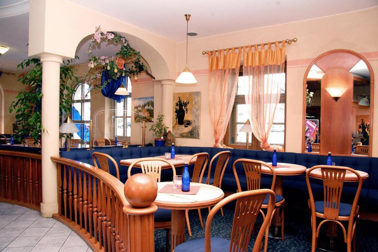Hotel Zum Grunen Baum Plattling Exteriör bild